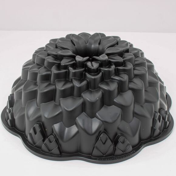 NordicWare Heavy Cast Aluminum Chrysanthemum Bundt Pan & Cake Keeper - Picture 6 of 9